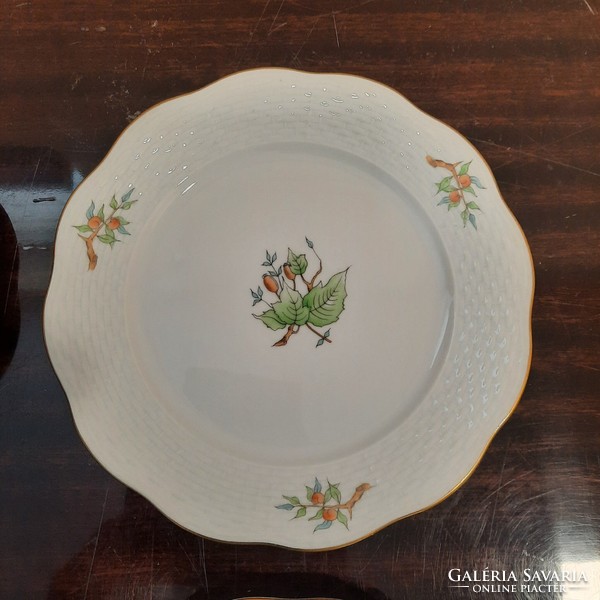 Herendi hecsedli, csipkebogyó mintás porcelán süteményes, desszertes tányér