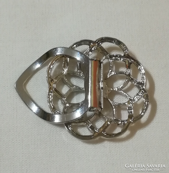 Virág alakú ruhacsipesz.