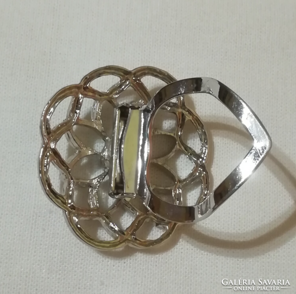 Virág alakú ruhacsipesz.