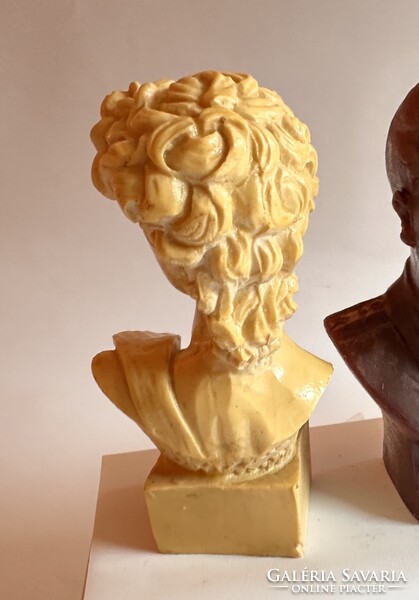 Lenin, Sztálin, és Néró 5 db büszt.