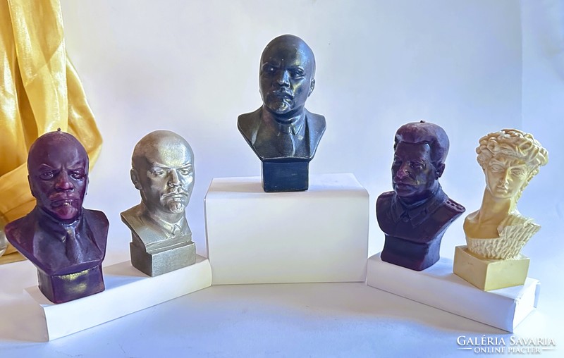 Lenin, Sztálin, és Néró 5 db büszt.