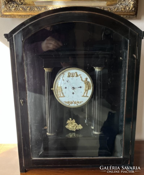 VIDEÓVAL!! Biedermeyer negyedütős autómata asztali óra játékszerkezettel eredeti vitrines tokban