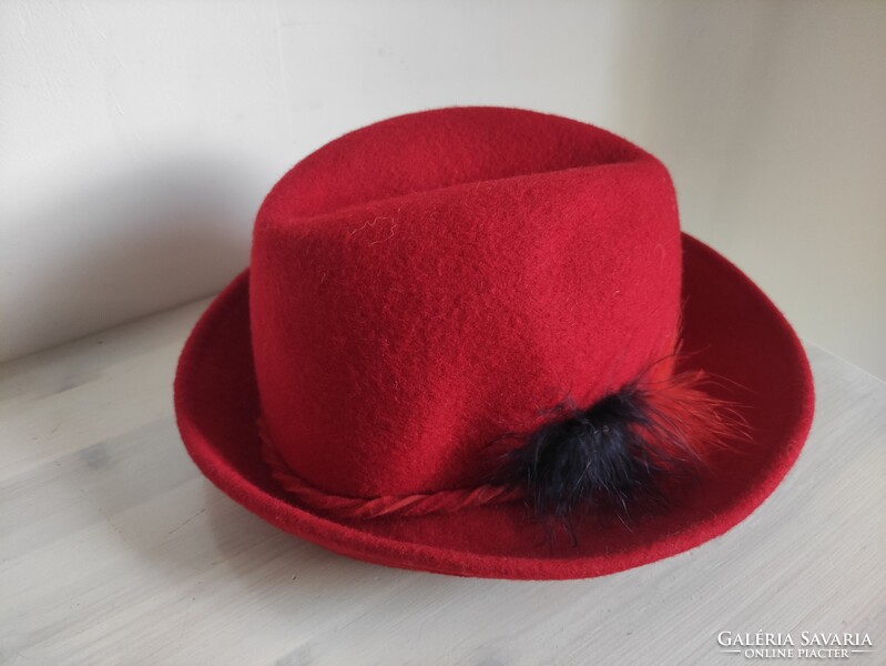 Karmazsin piros elegáns régi női kalap nyúl szőr pompom díszítéssel