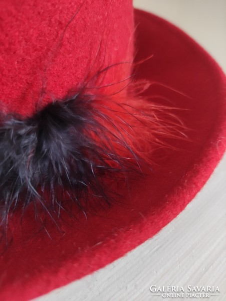 Karmazsin piros elegáns régi női kalap nyúl szőr pompom díszítéssel