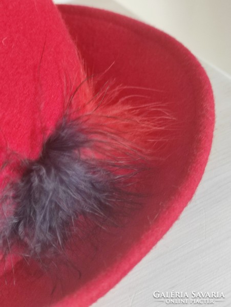 Karmazsin piros elegáns régi női kalap nyúl szőr pompom díszítéssel
