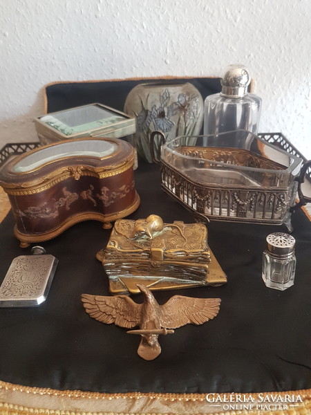 Art Deco, ezüst szerelékes és kupakos parfűmös üveg