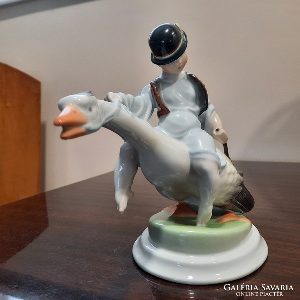 Herendi Ludas Matyi magyaros, matyó mellényben porcelán figura. 1. Oszt.