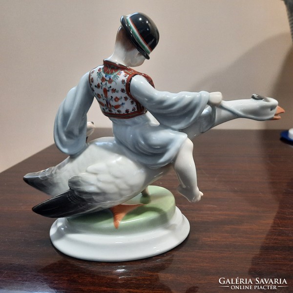 Herendi Ludas Matyi magyaros, matyó mellényben porcelán figura. 1. Oszt.