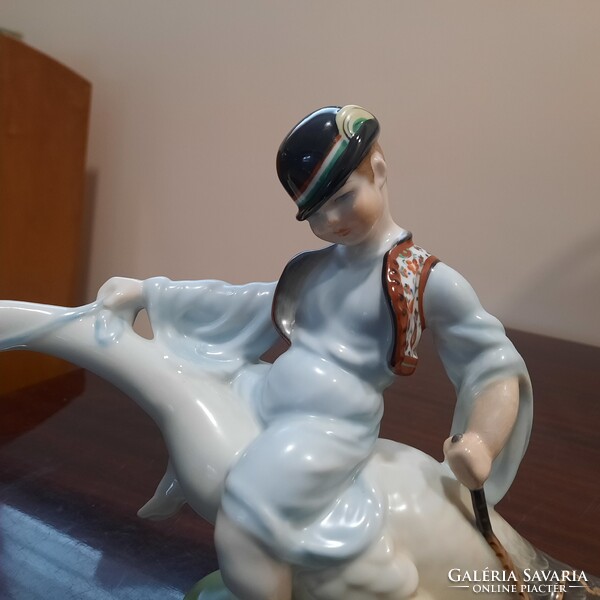 Herendi Ludas Matyi magyaros, matyó mellényben porcelán figura. 1. Oszt.