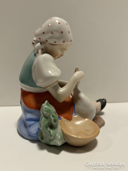 Zsolnay porcelán libatömő lány 090