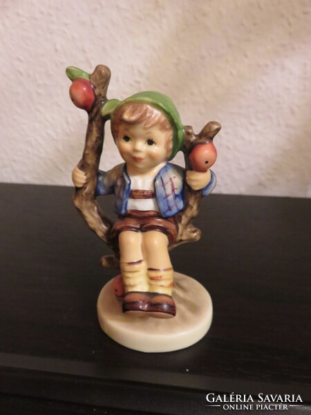 Hummel Goebel bűbájos figura APPLE TREE BOY piros almával!