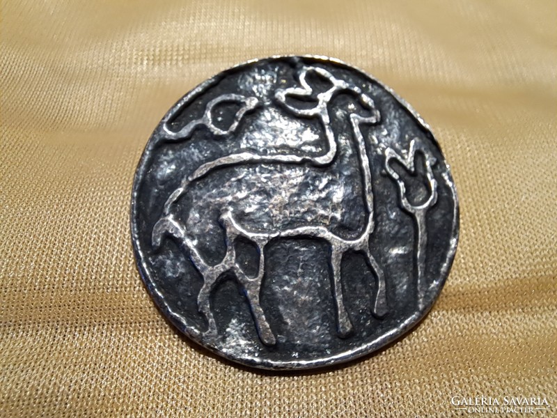 Őzikés fém kitűző/fibula