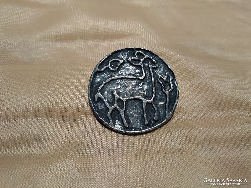Őzikés fém kitűző/fibula