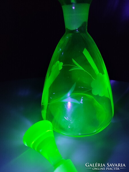 Gyönyörű, 0.5l uránium üveg kiöntő decanter uránüveg dekantáló