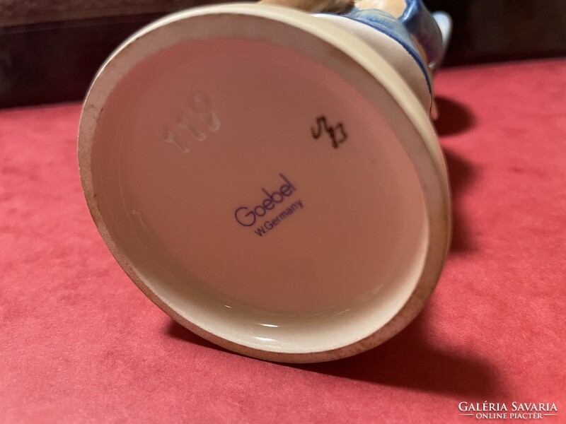 "Postás" 13 cm , Hummel/Goebel porcelán, saját dobozában!
