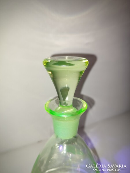 Gyönyörű, 0.5l uránium üveg kiöntő decanter uránüveg dekantáló