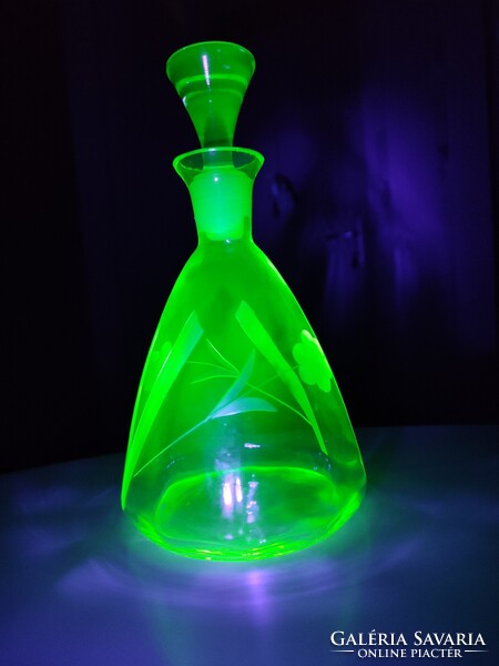 Gyönyörű, 0.5l uránium üveg kiöntő decanter uránüveg dekantáló