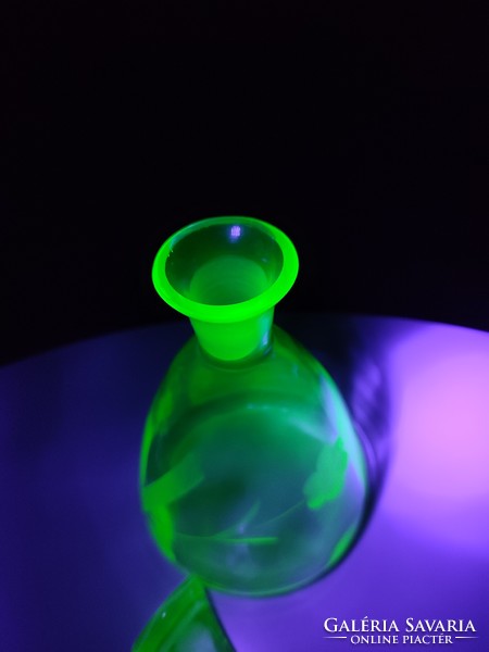 Gyönyörű, 0.5l uránium üveg kiöntő decanter uránüveg dekantáló