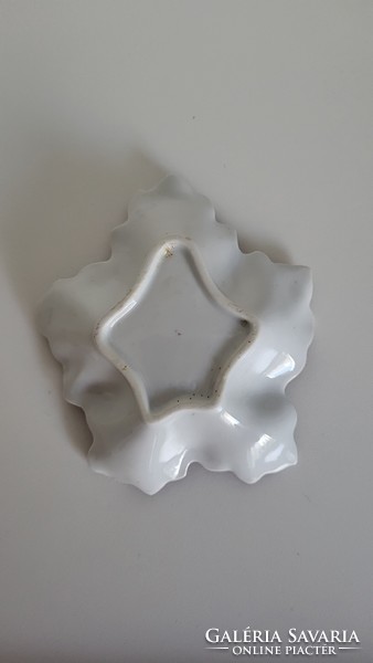 Levél alakú pipa tartó festett porcelán tányérka