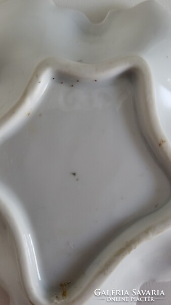 Levél alakú pipa tartó festett porcelán tányérka