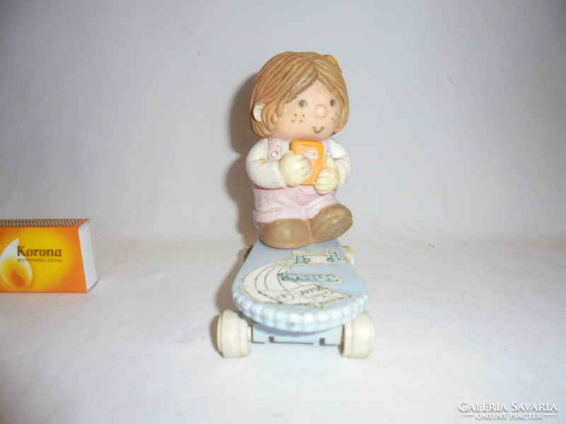 Retro New-Ray Novelty 1988 gumi baba műanyag talpon