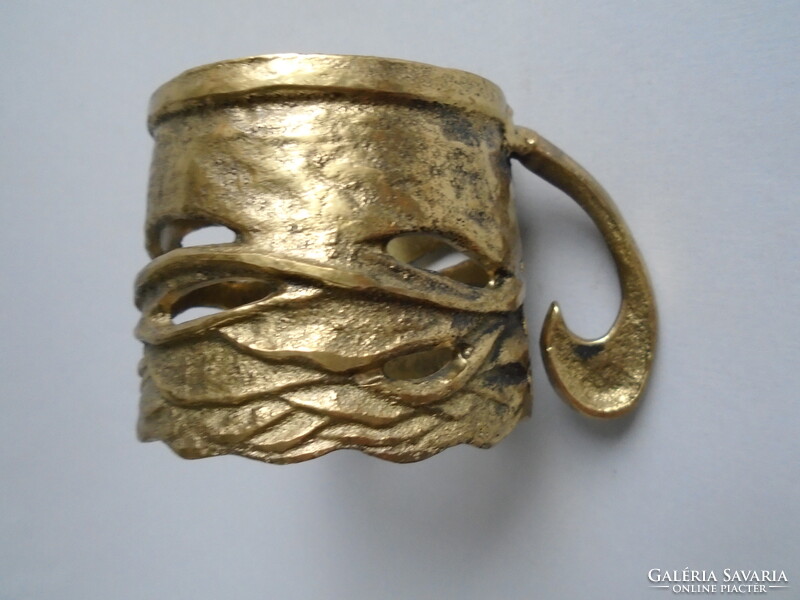 Réz pohártartó kanállal, alátéttel.