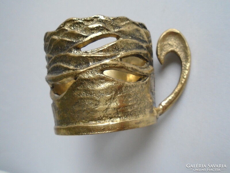 Réz pohártartó kanállal, alátéttel.