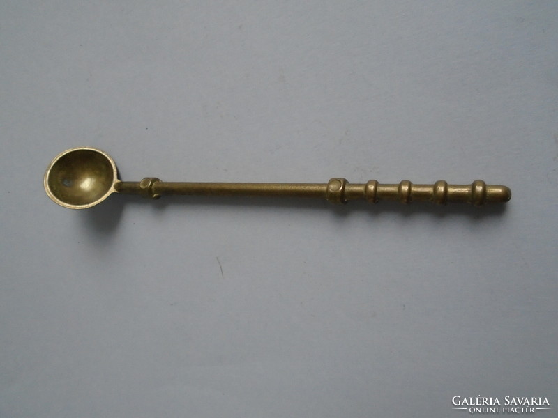 Réz pohártartó kanállal, alátéttel.