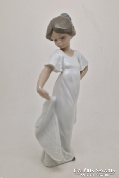 Lladro Nao kislány hálóingben 22cm
