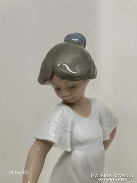 Lladro Nao kislány hálóingben 22cm