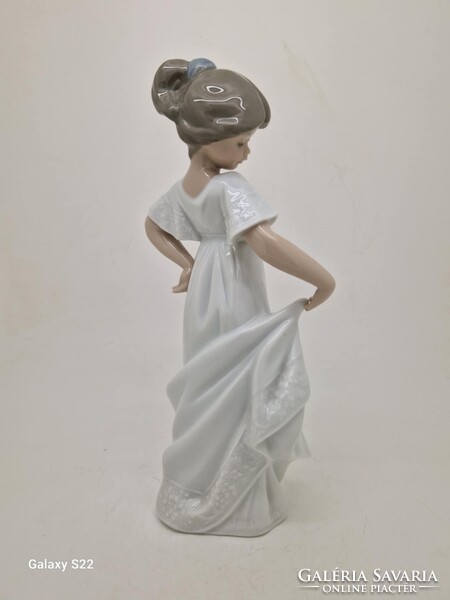 Lladro Nao kislány hálóingben 22cm