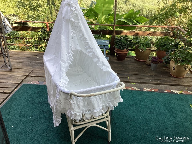 Rattan baldachinos baba ágy, fodros madeíra takaróval.