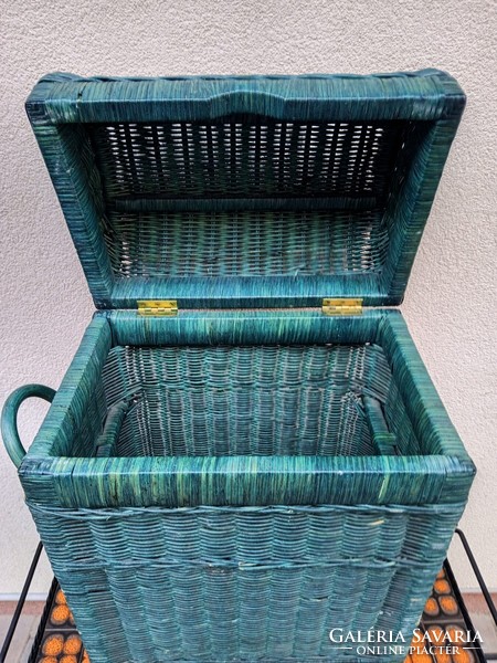 Rattan , vessző láda, tetővel. Használható szennyestartónak, tárolnak stb.Alkudható!