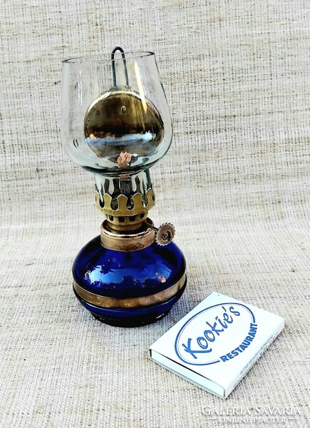 Régi kis méretű királykék üveg falra is akasztható működőképes petróleum lámpa