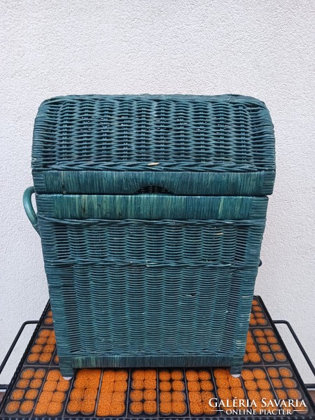 Rattan , vessző láda, tetővel. Használható szennyestartónak, tárolnak stb.Alkudható!