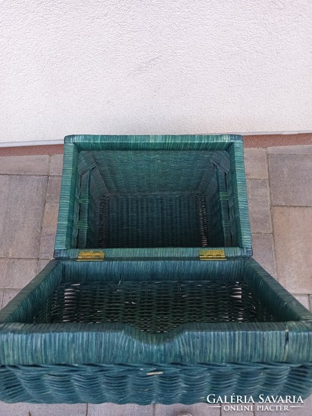Rattan , vessző láda, tetővel. Használható szennyestartónak, tárolnak stb.Alkudható!