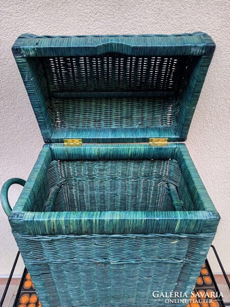 Rattan , vessző láda, tetővel. Használható szennyestartónak, tárolnak stb.Alkudható!