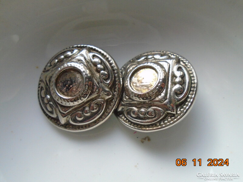 Antik ezüstözött dombormintás nagyobb öntvény klipsz fülbevaló érdekes jelzés,forrasztott kapocs