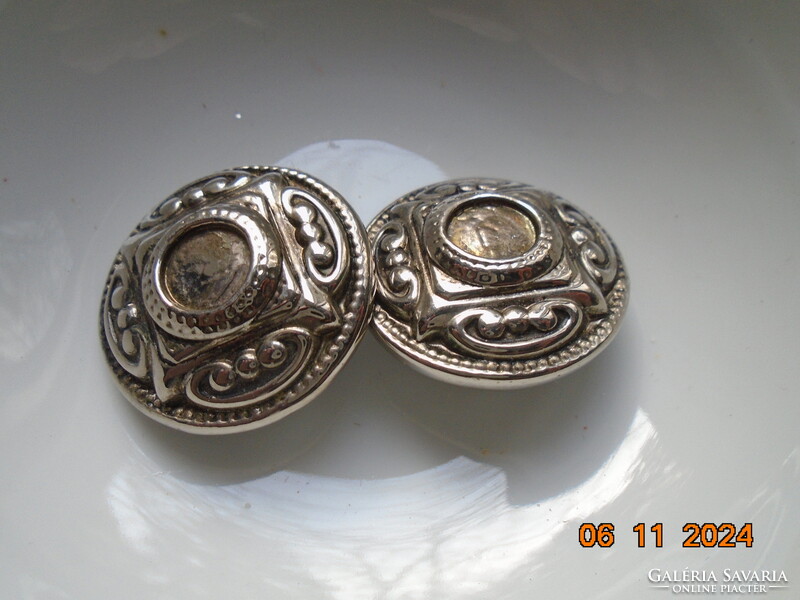 Antik ezüstözött dombormintás nagyobb öntvény klipsz fülbevaló érdekes jelzés,forrasztott kapocs