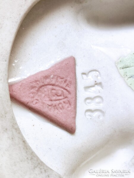 Rendkívül bájos megszeppent Royal doux porcelán fiúcska pöttyös nyaksálban kis girardi kalapban