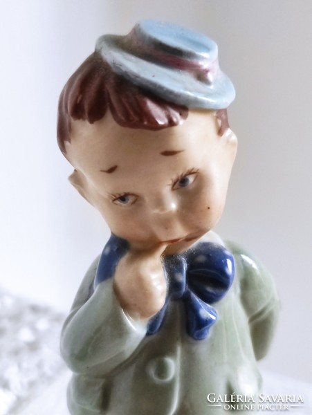 Rendkívül bájos megszeppent Royal doux porcelán fiúcska pöttyös nyaksálban kis girardi kalapban