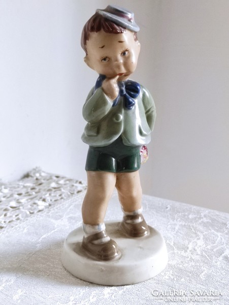 Rendkívül bájos megszeppent Royal doux porcelán fiúcska pöttyös nyaksálban kis girardi kalapban