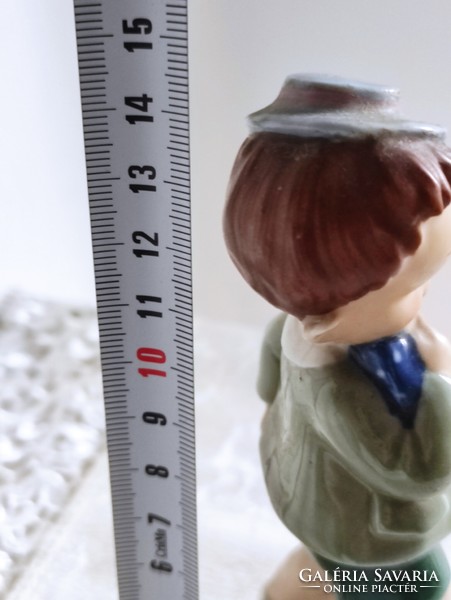 Rendkívül bájos megszeppent Royal doux porcelán fiúcska pöttyös nyaksálban kis girardi kalapban