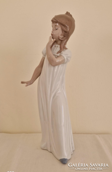 Lladro Nao ásító kislány hálóingben 29cm