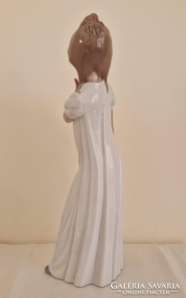 Lladro Nao ásító kislány hálóingben 29cm