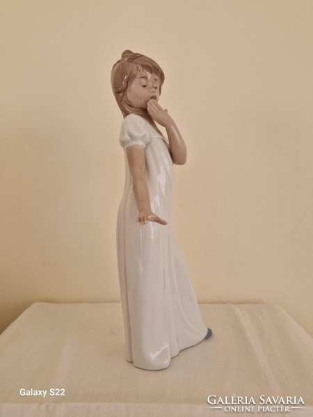 Lladro Nao ásító kislány hálóingben 29cm