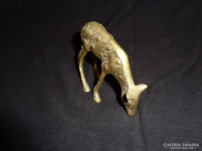 Tömör sárgaréz legelő pöttyös őzgida szobor