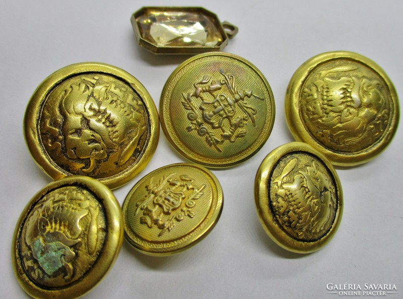 Szépséges antik aranyozott címeres gombok 6db + 1db köves kis medál