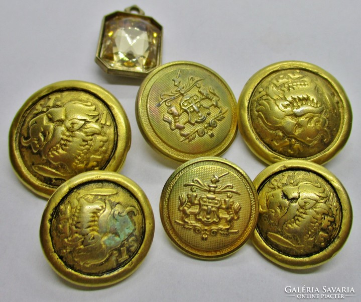 Szépséges antik aranyozott címeres gombok 6db + 1db köves kis medál