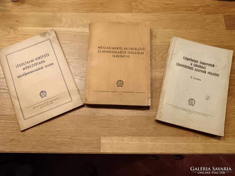 Légoltalmi könyvek az 1950-es évekből, 3 darab egyben, illusztrált kötetek, puha kötésben